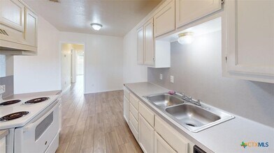 Building Photo - 802 Hackberry St