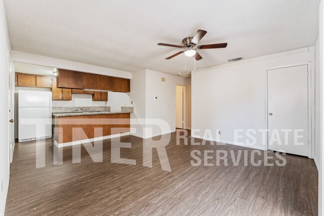 Building Photo - 5535 E Knoll Dr