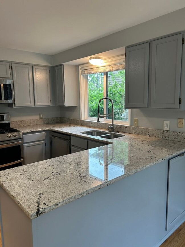 Building Photo - 3Bd/2.25Ba Sammamish House
