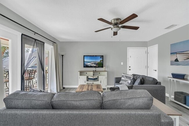 Building Photo - 102 Pompano Dr SE