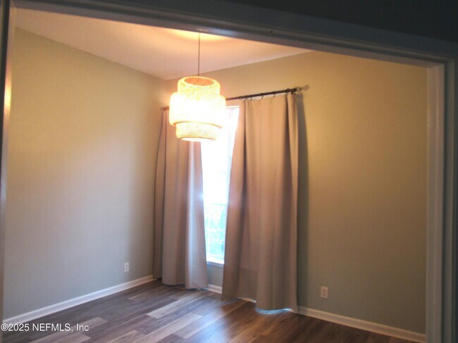 Foto del edificio - 2106 Forest Gate Dr E