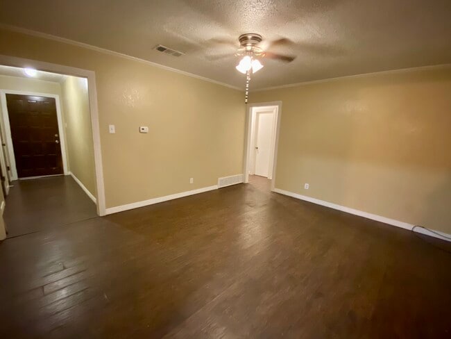 Building Photo - 613 NW Sandra Ln