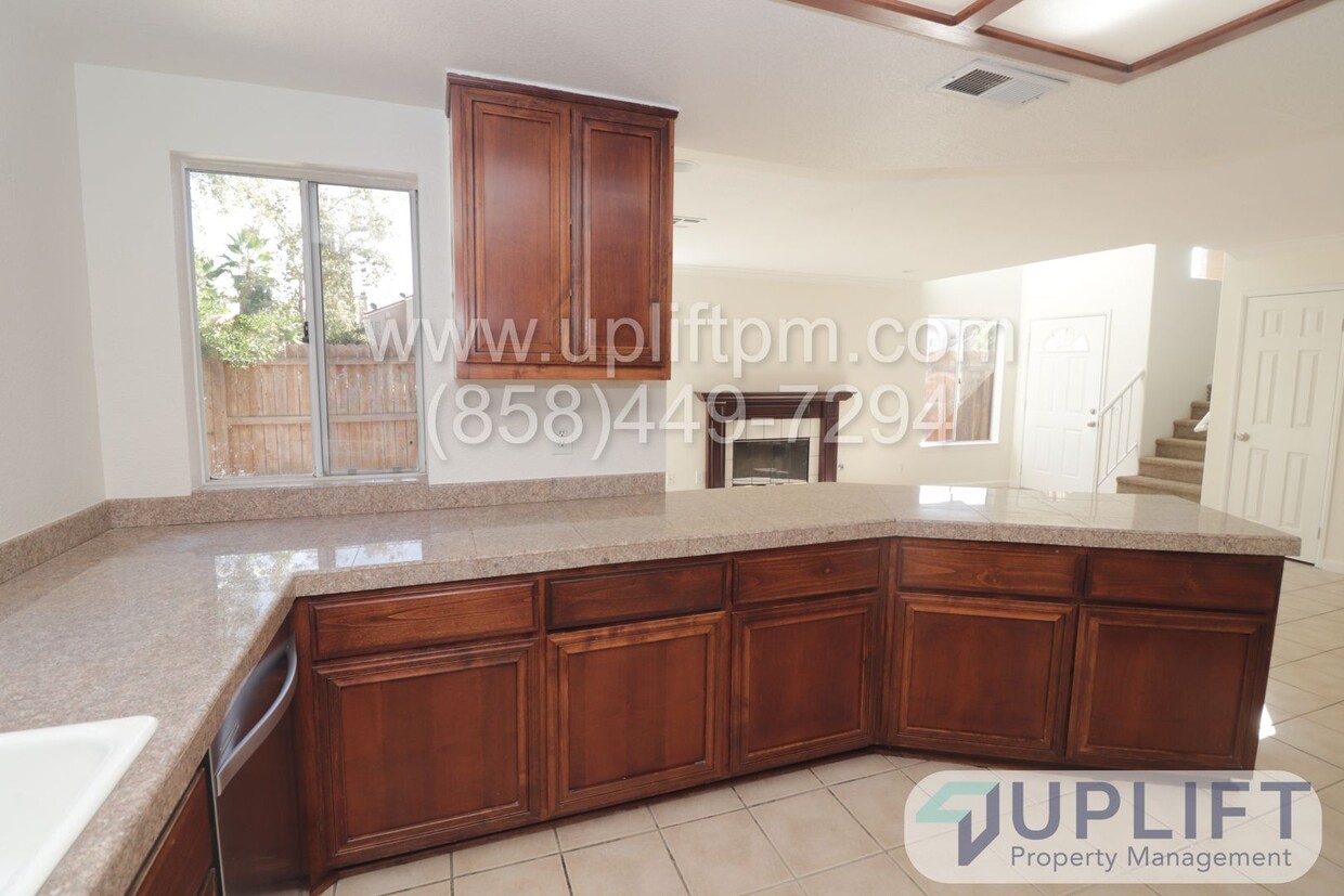 Foto principal - 3 Bedroom 2.5 Bathroom Towhouse in Ramona ...