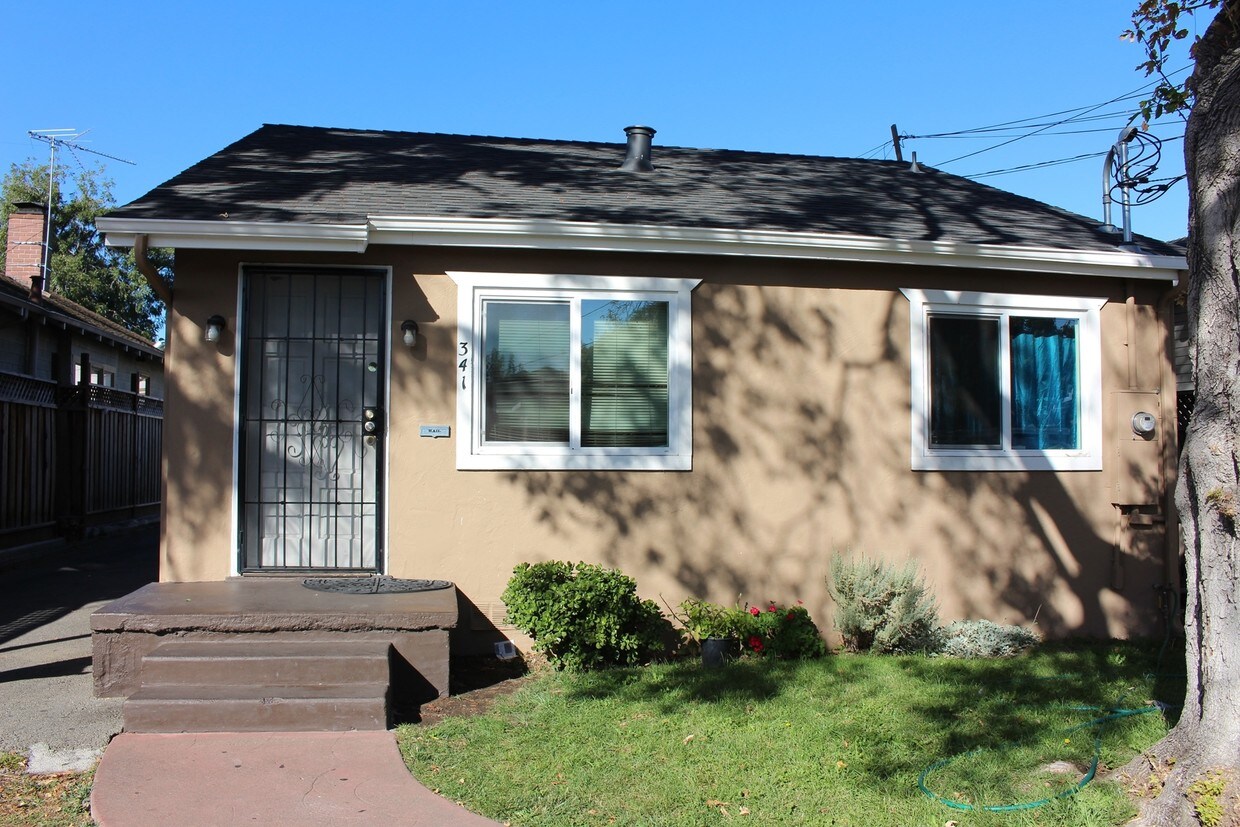 Primary Photo - 341 Menker Ave
