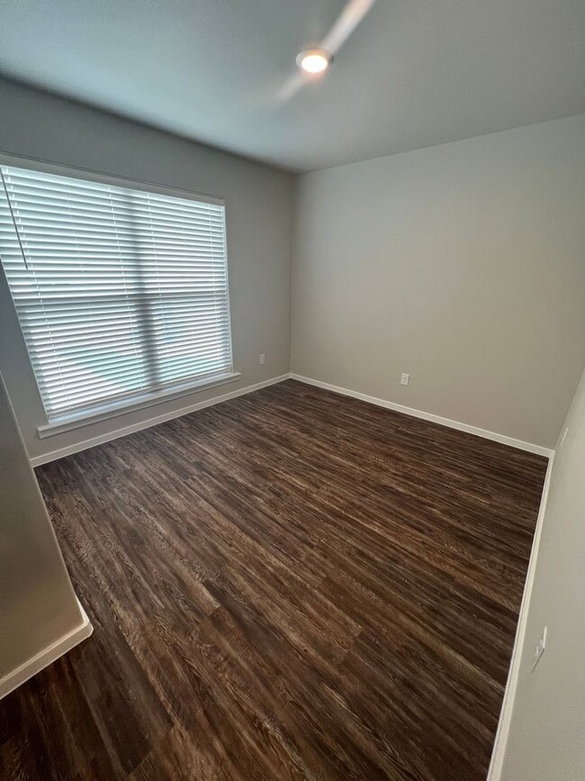 Building Photo - Available NOW! 3/2/1 Town Home