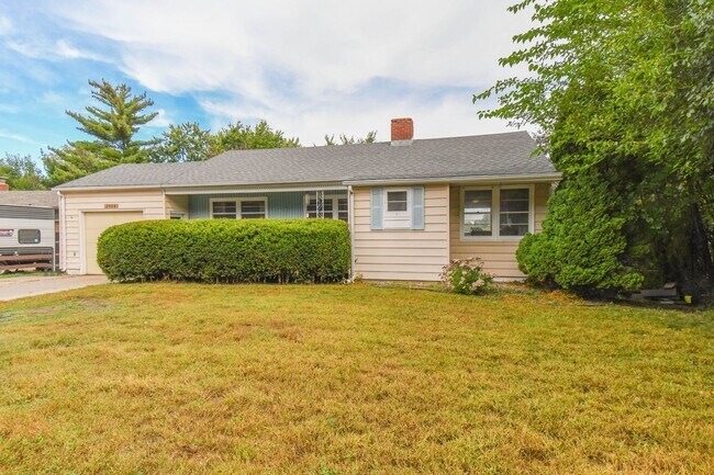 Building Photo - Spacious Central Sioux Falls Home with Ent...