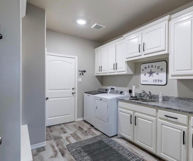 Building Photo - 6611 Pinehurst Dr