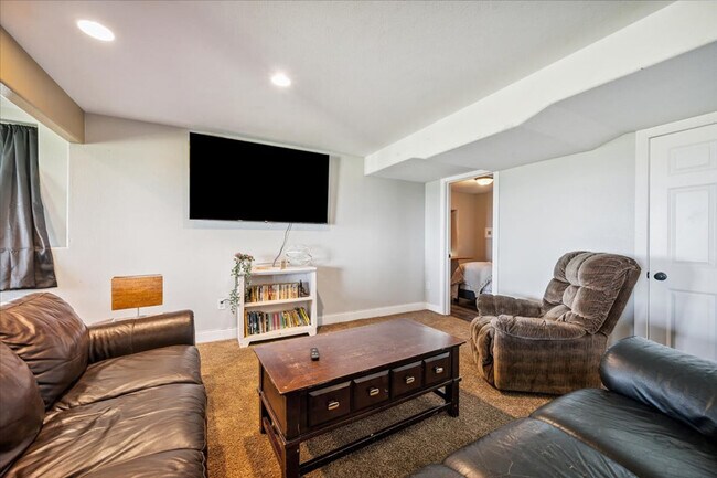 Foto del edificio - 3213 Hemlock Ct