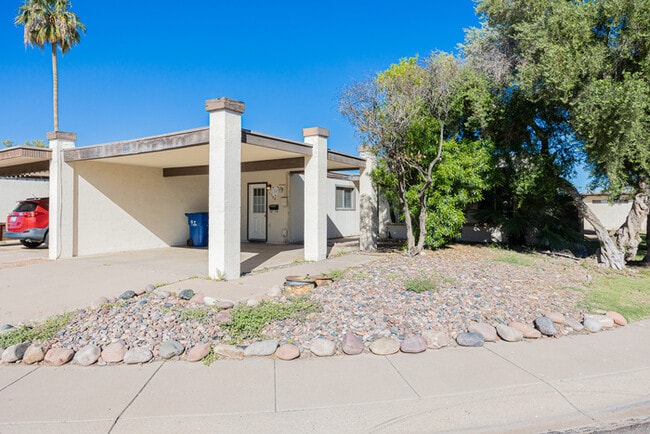 Building Photo - 2724 S Azalea Dr