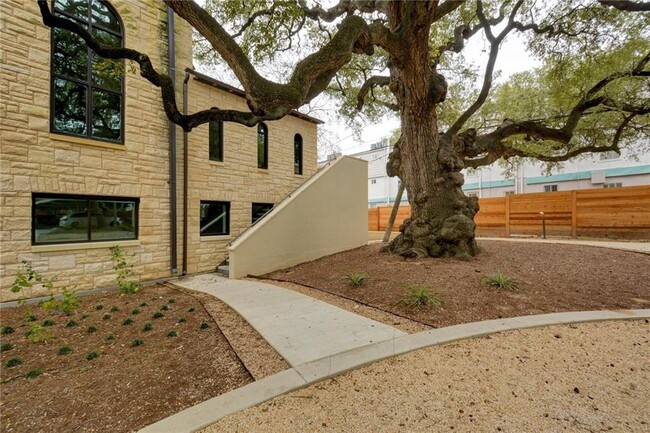 Building Photo - 211 W Johanna St
