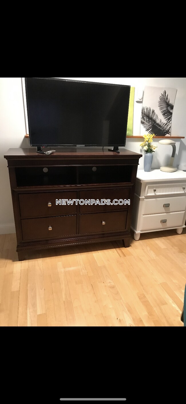 55 Woodcliff Rd. Room for Rent in Newton, MA