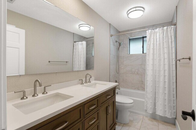 Building Photo - Gorgeous Executive Level Home 4 beds 3 baths close to hospitals and courthouse