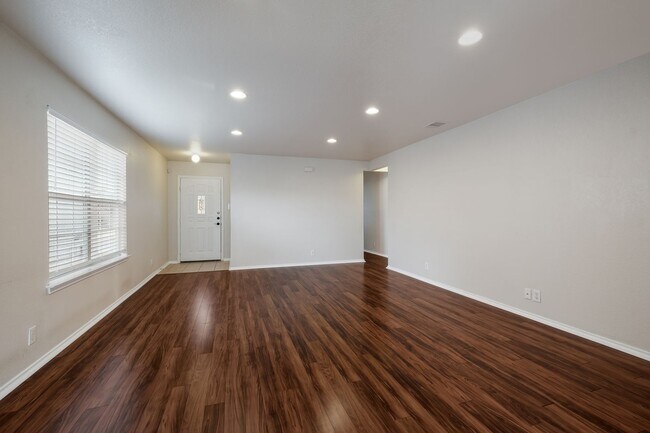 Building Photo - Well-Maintained Home with Open Layout & Great Location