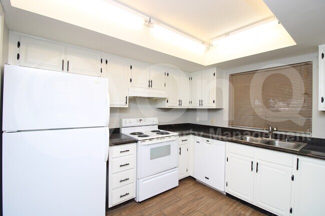 Foto del edificio - 3127 S Fairfield Dr