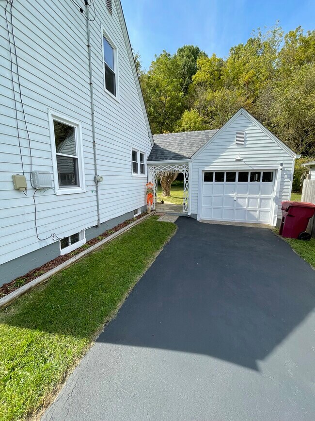 Building Photo - 2412 Sinking Creek Rd