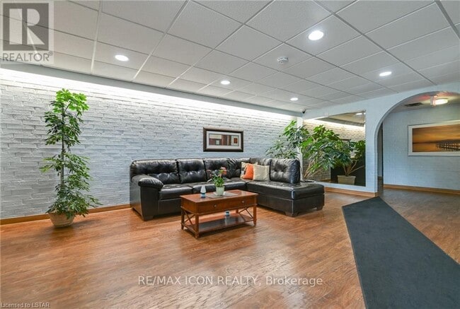 Building Photo - 1106 Jalna Blvd