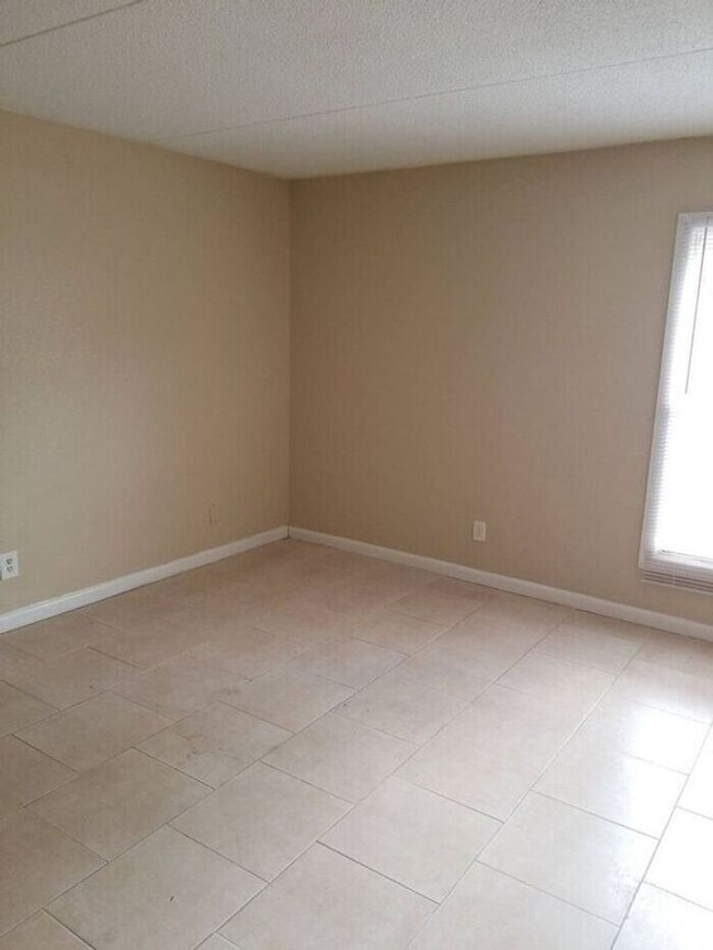 Building Photo - FREE RENT - Updated 2/1 in Arlington