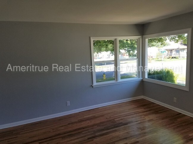 Building Photo - Cute 3 bed 1 bath duplex available.