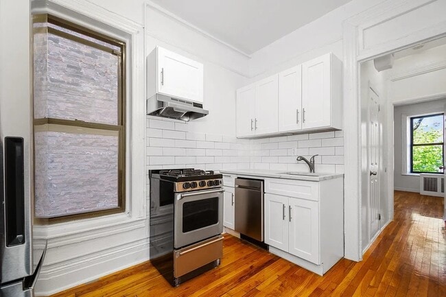 Building Photo - 551 Hudson St