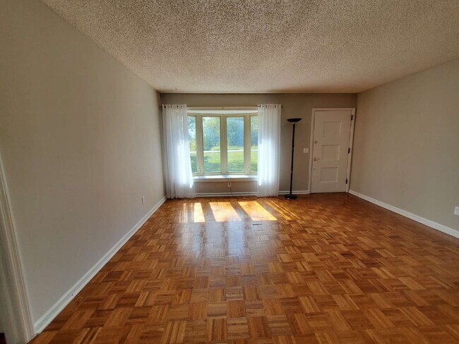 Foto del edificio - "Charming and Newly Updated 2-Bed Duplex Retreat in Hendersonville – 900 Sq Ft of Cozy Living!"