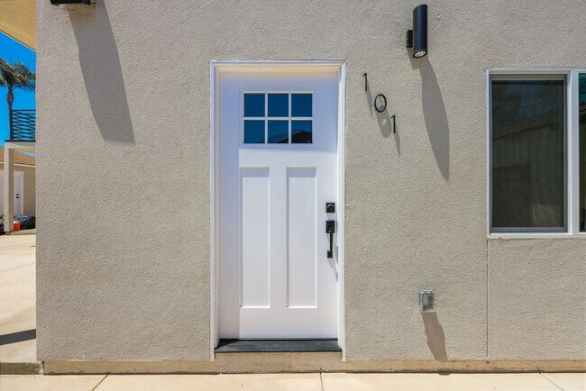 Foto del edificio - Brand-New & Luxe Downstairs 1-Bed/1-Bath Unit; HALF OFF ONE MONTH'S RENT!