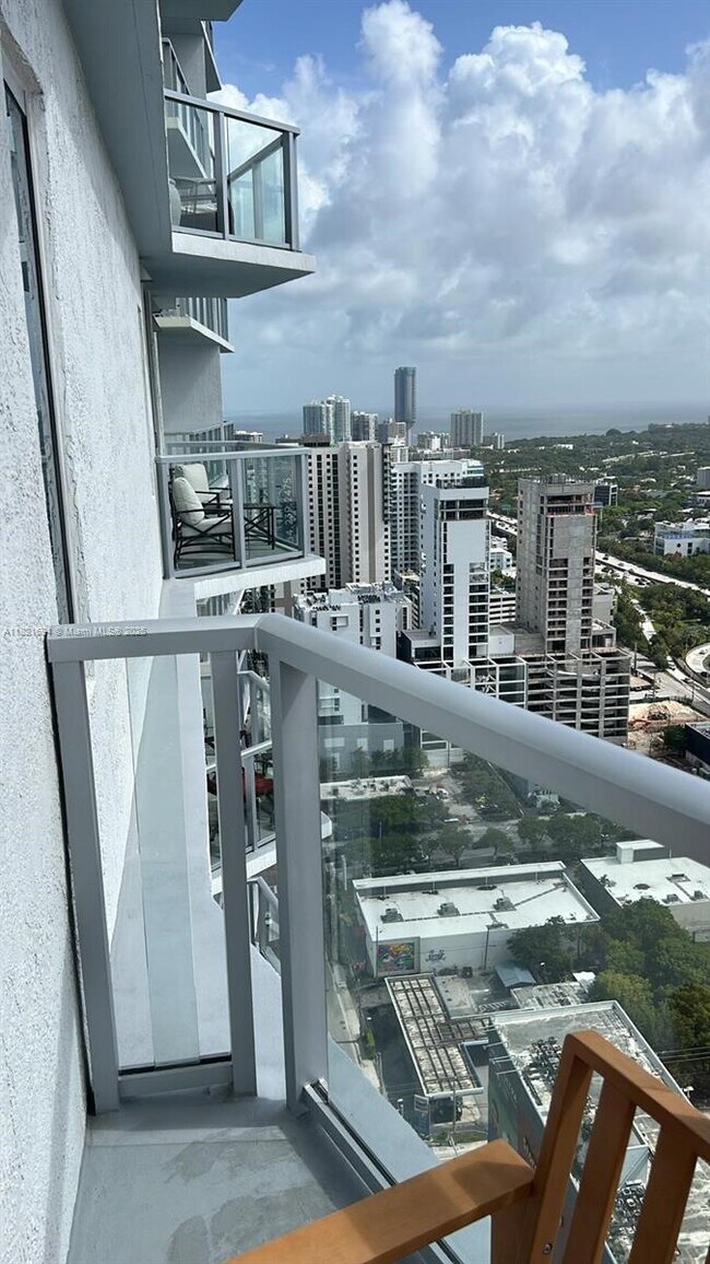 Foto del edificio - 185 SW 7th St