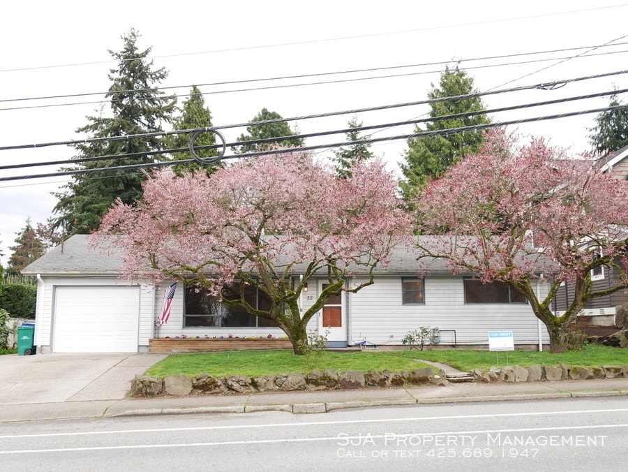 Primary Photo - 3 Bedroom Rambler with Large Back Yard!