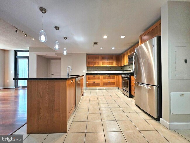 Foto del edificio - 2451 Midtown Ave