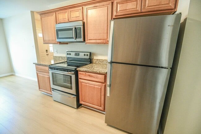 Building Photo - 4-bedroom townhome in Laurel Lakes