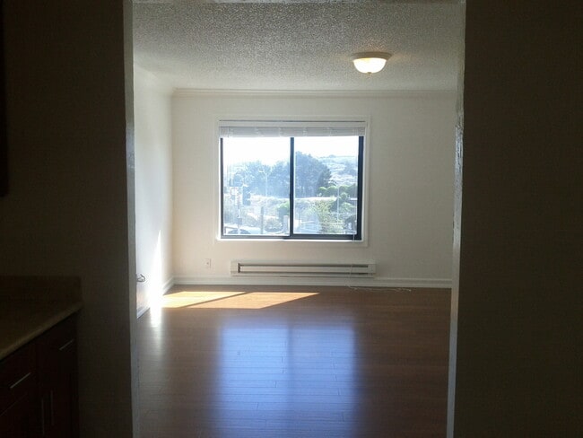 Building Photo - Location location!! Really comfortable apt by Glen Park BART with Parking. Gustavo Lopez AMSI