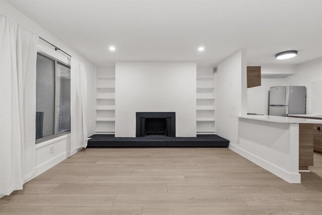 Building Photo - 505 W 7th St