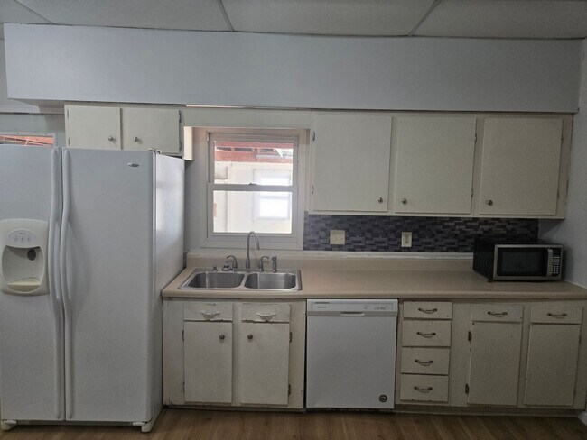 Foto del edificio - Characteristic 3-Bedroom Home with Dual Ga...