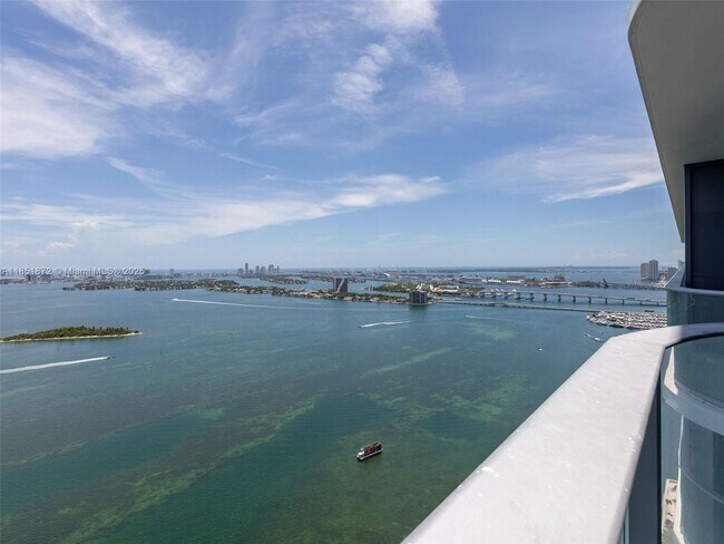 Foto del edificio - 700 NE 24th St