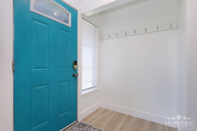 Building Photo - Charming & Spacious 4-Bedroom Character Ho...