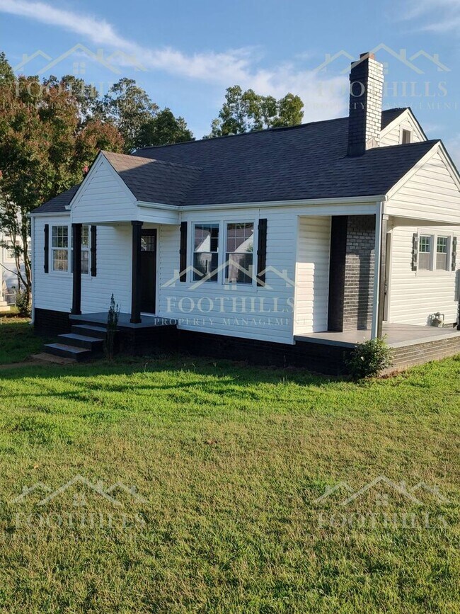Foto del edificio - 2-Bedroom Home with Appliances and Flat Ba...