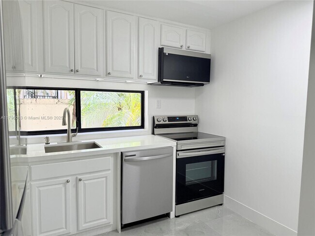 Foto del edificio - 16909 N Bay Rd