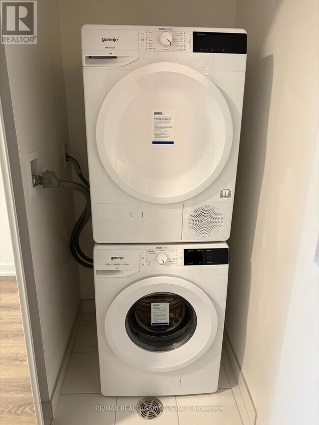 Building Photo - 8 Interchange Wy