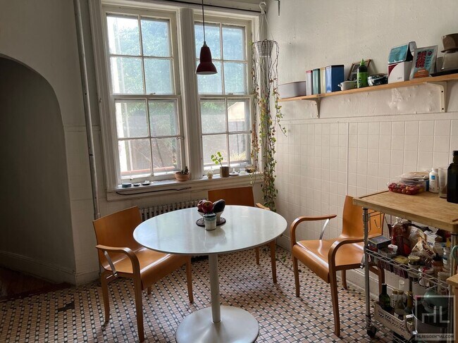 Building Photo - Lofty 2 bedroom/1 Bathroom apt available f...