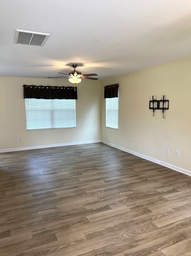 Foto del edificio - ~ Park Place Townhomes End-Unit in Whitsett ~
