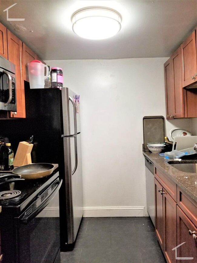 Building Photo - Renovated Unit in South End. New Kitchen A...