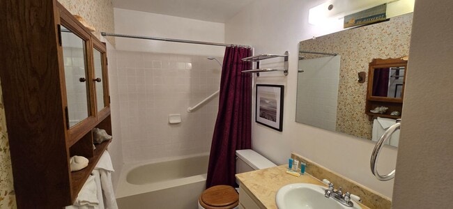 Building Photo - Enjoy coastal living in this fully furnished 1-bedroom, 1-bath condo in Pacific Beach, San Diego