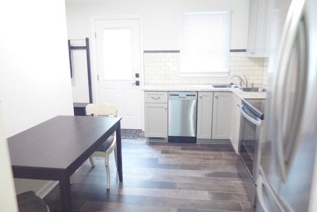 Building Photo - 209 N. Bigby