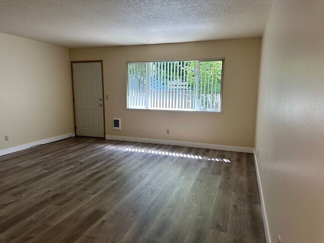 Building Photo - Umatilla Street Duplex