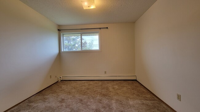 Building Photo - 10327-10107 107 Ave