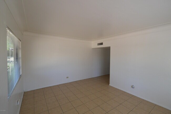 Building Photo - 1150 N Santa Rosa Ave