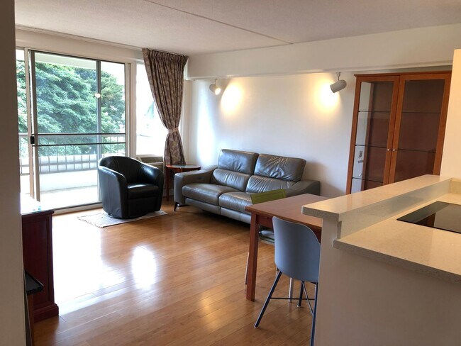 Foto del edificio - Furnished and Renovated 2 Bed 2 Bath 1 Parking at Marco Polo Apartments, Views and Amenities!!!