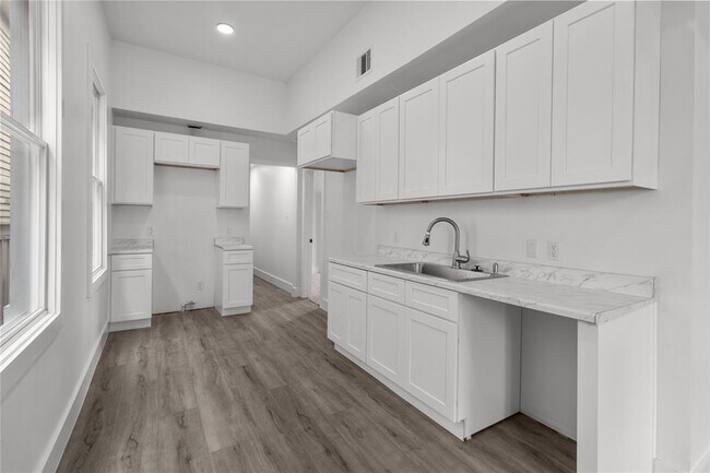 Foto del edificio - 3312 Sealy Ave