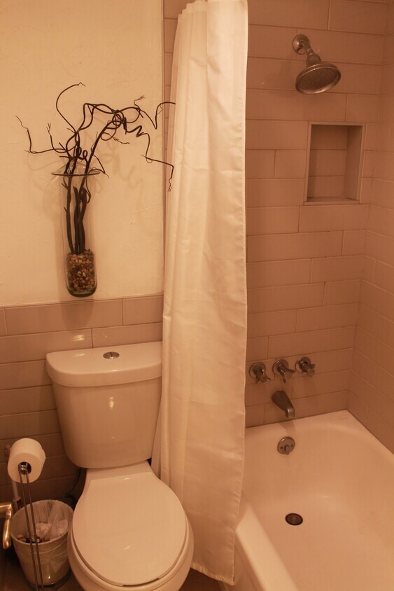Foto principal - 1050 N Lafayette St