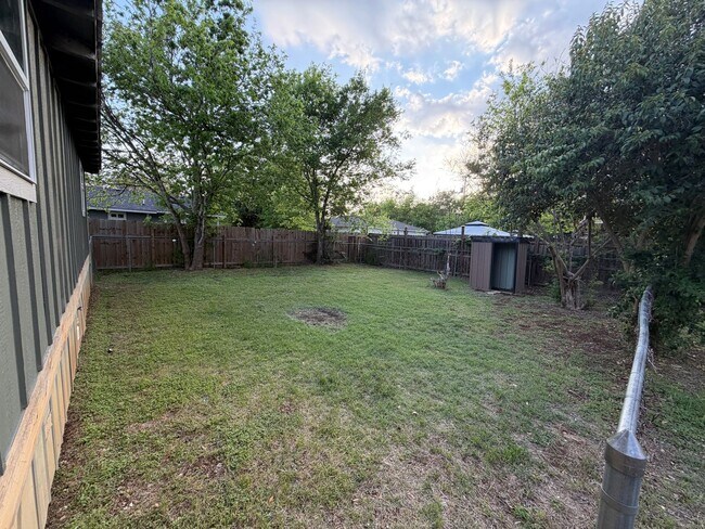 Foto del edificio - Charming 2BR/1BA Home with Fenced Yard & Mature Trees in Downtown Blanco!