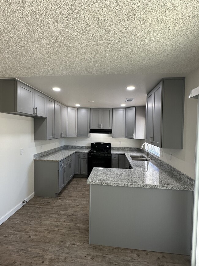 Building Photo - 1107 E Sunnyview Ave